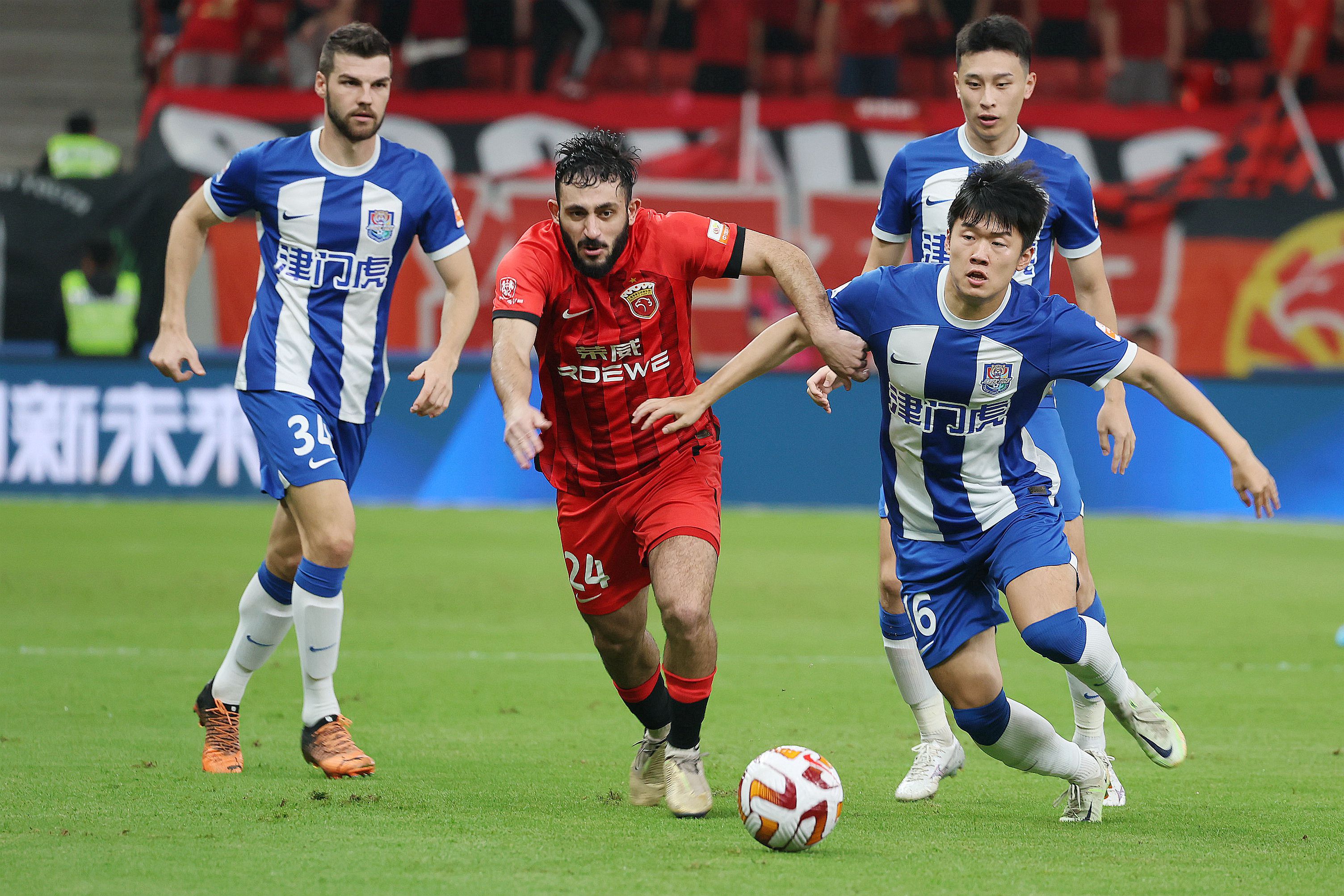 吕文君卡隆进球上海海港队主场2比1力克天津津门虎队