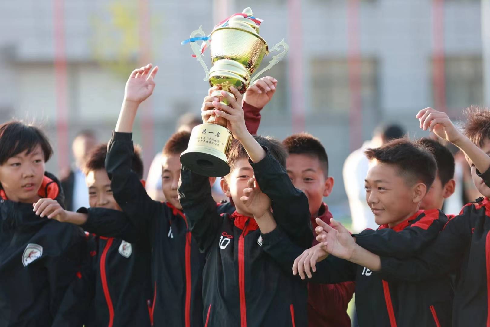 寻找新的"追风少年":曲波的青岛磨剑之路