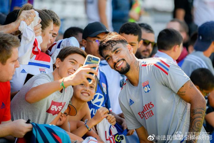 在最近的公开训练中,共有1200名球迷来到训练场.|里昂|懂球帝