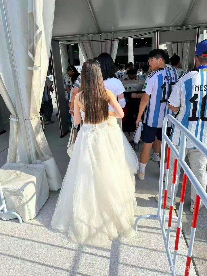 網友偶遇，有女球迷穿婚紗來看梅西