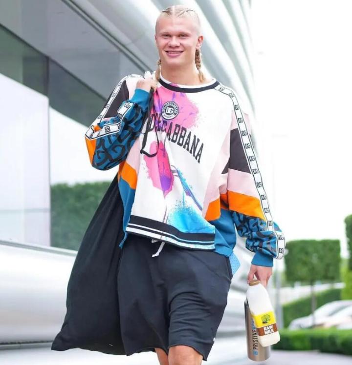 哈兰德扎着小辫儿带着牛奶去训练,球迷回应:芭比来了|曼城|哈兰德