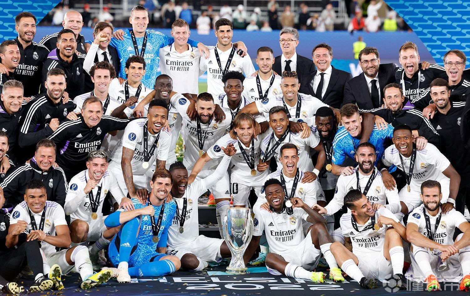 庆祝欧超杯夺冠,巴列霍晒皇马全队与奖杯合影