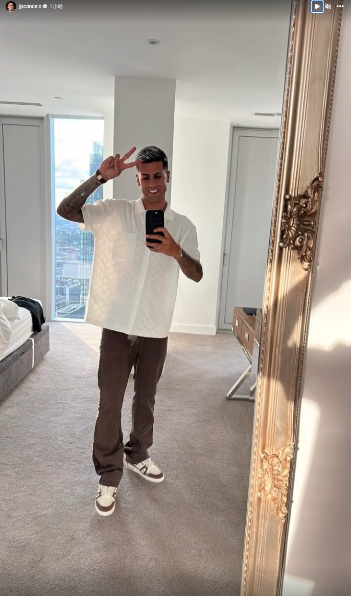 剪刀手坎塞洛晒对镜自拍