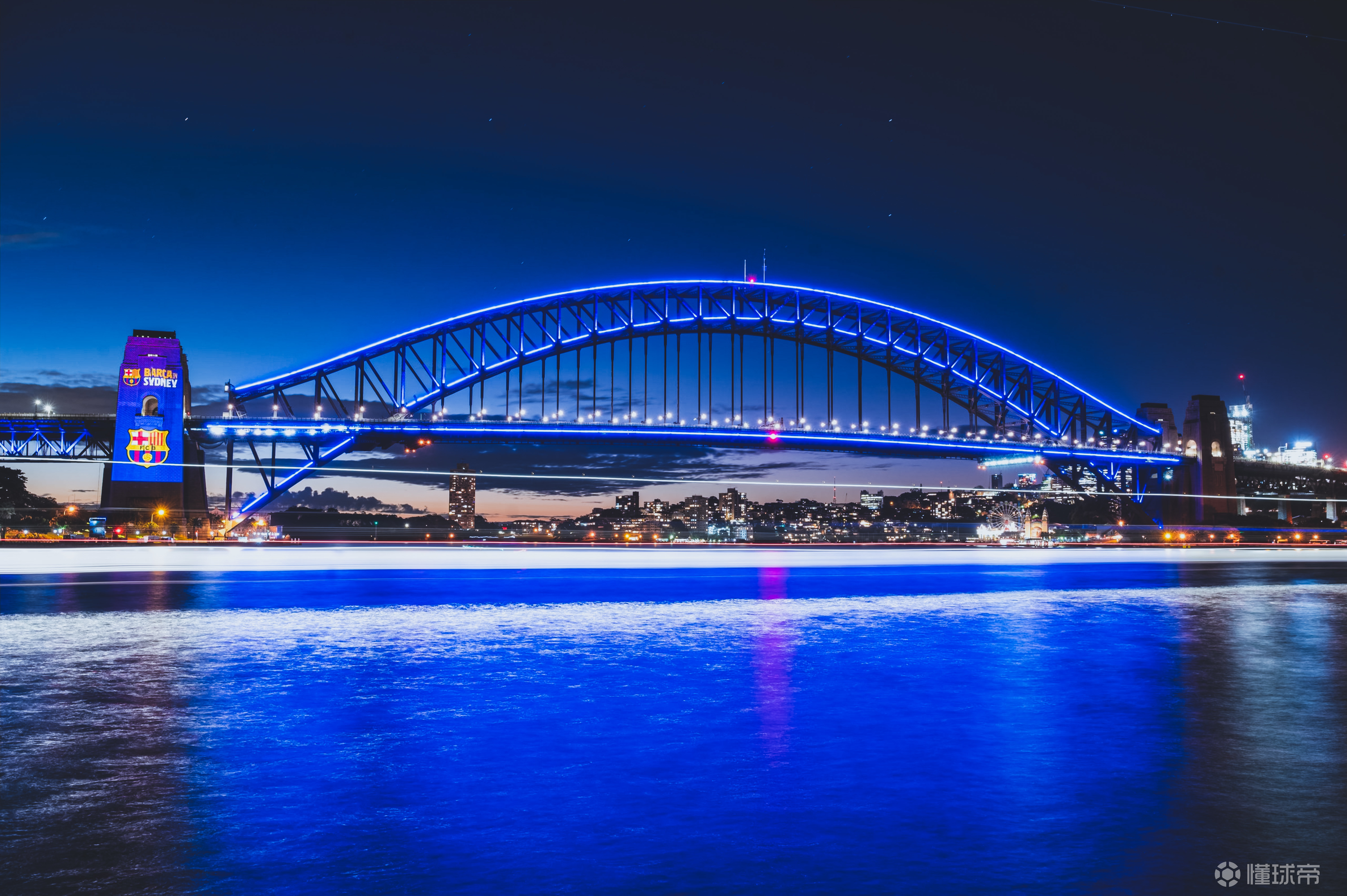 澳大利亚悉尼大桥为巴塞罗那亮灯,巴萨将在25日对.