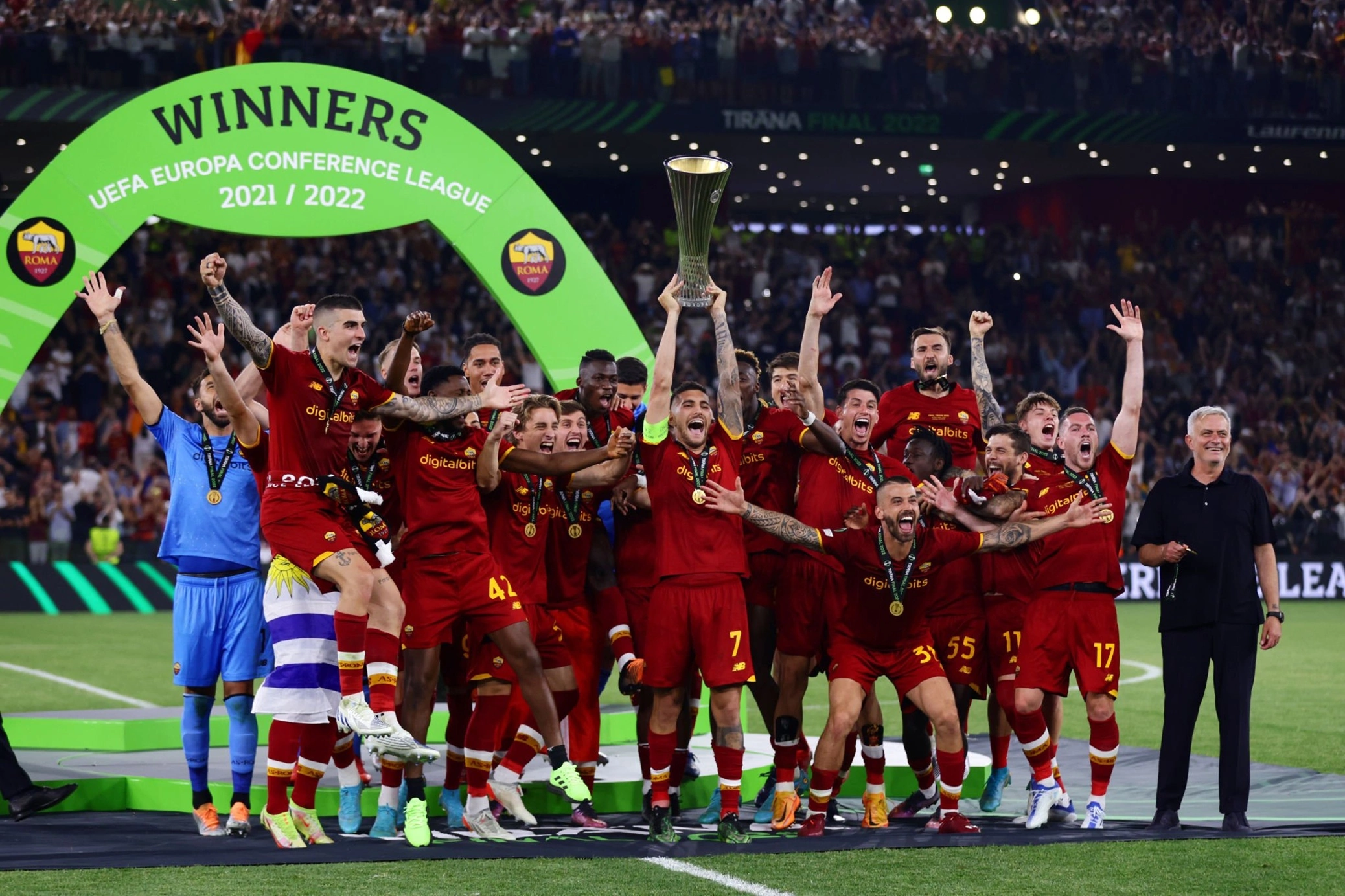 这是罗马队14年来的第一座冠军奖杯,也是自1961年球队赢得博览会杯