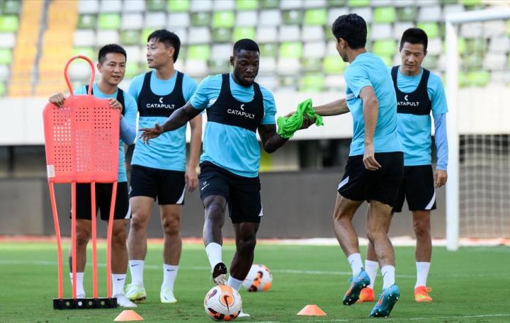 球迷沸腾期待新赛季首秀对阵湖人