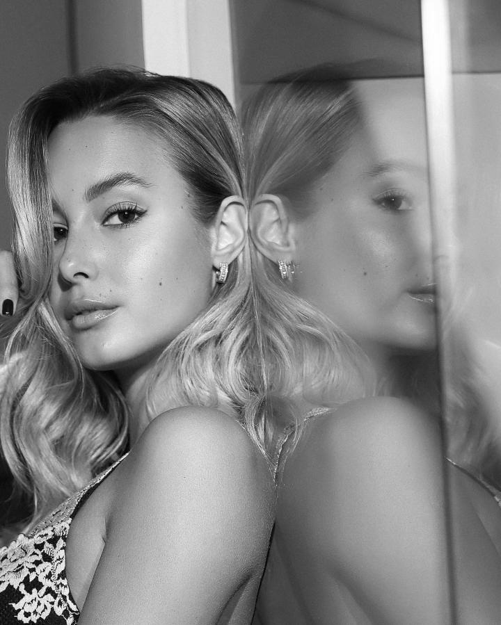 镜面双生瓦尔加黑白诱惑演绎高级感写真