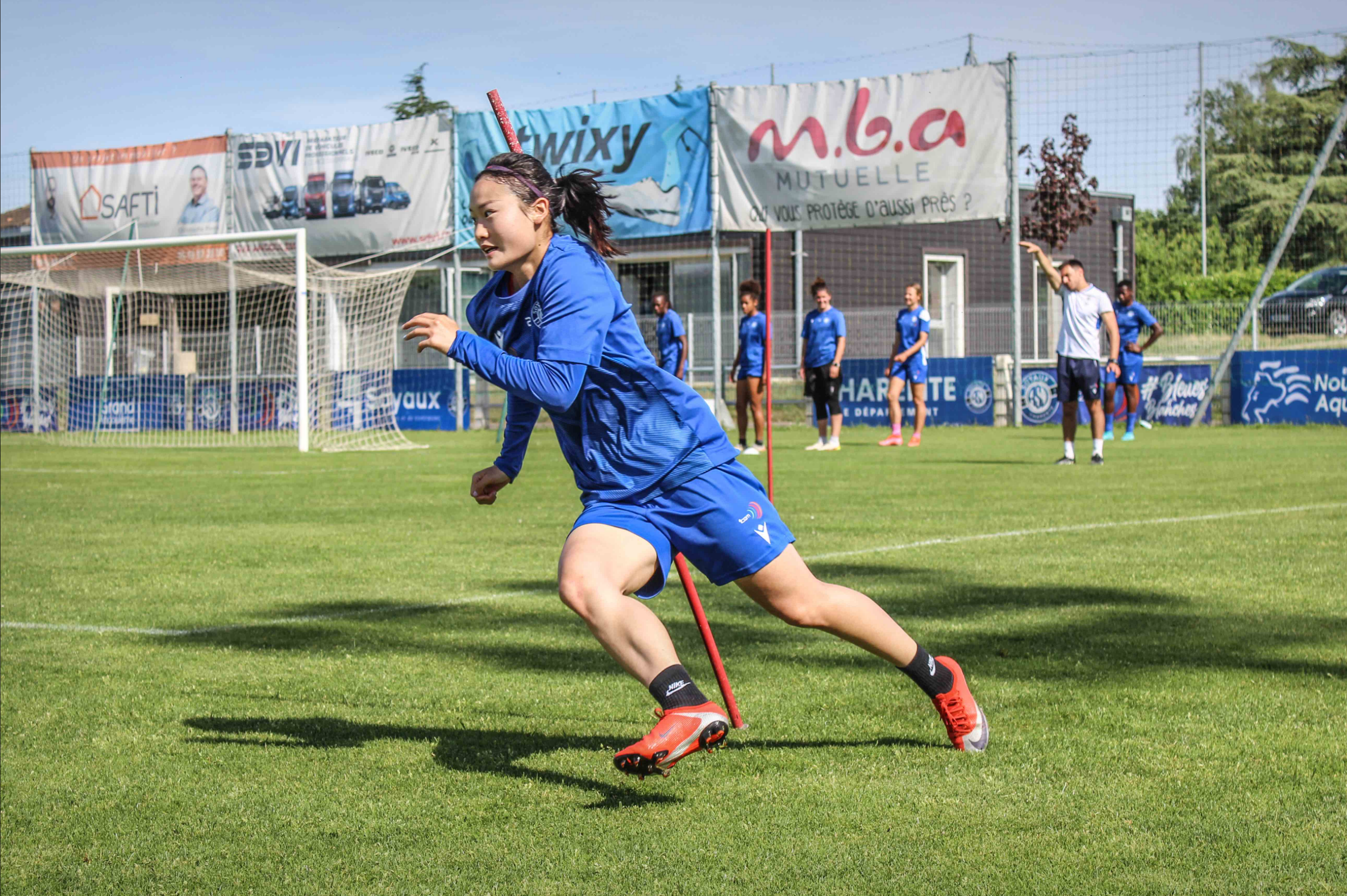 欧冠决赛前杨淑慧所在的夏朗德苏瓦奥女足迎保级生死战