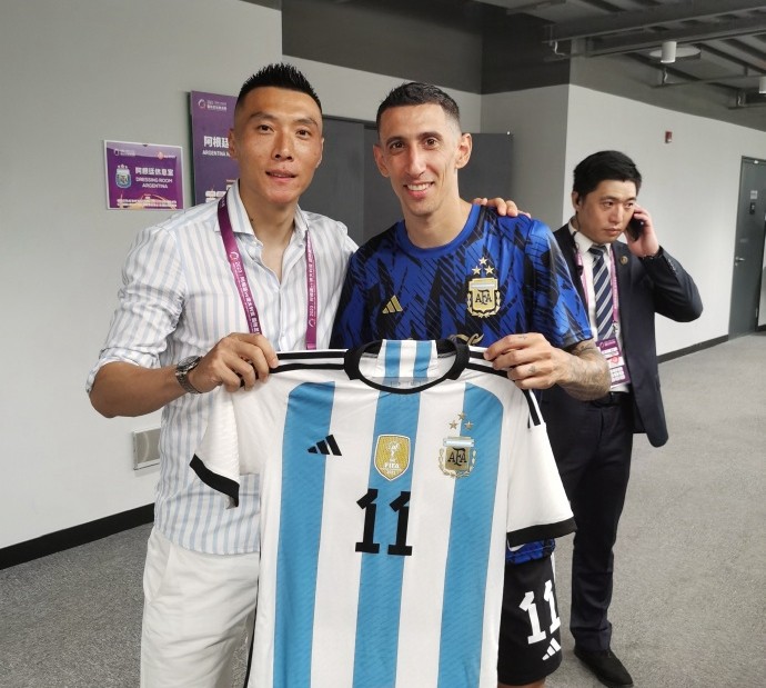 见老队友,于大宝和迪马利亚合影留念并获赠球衣|本菲卡|阿根廷