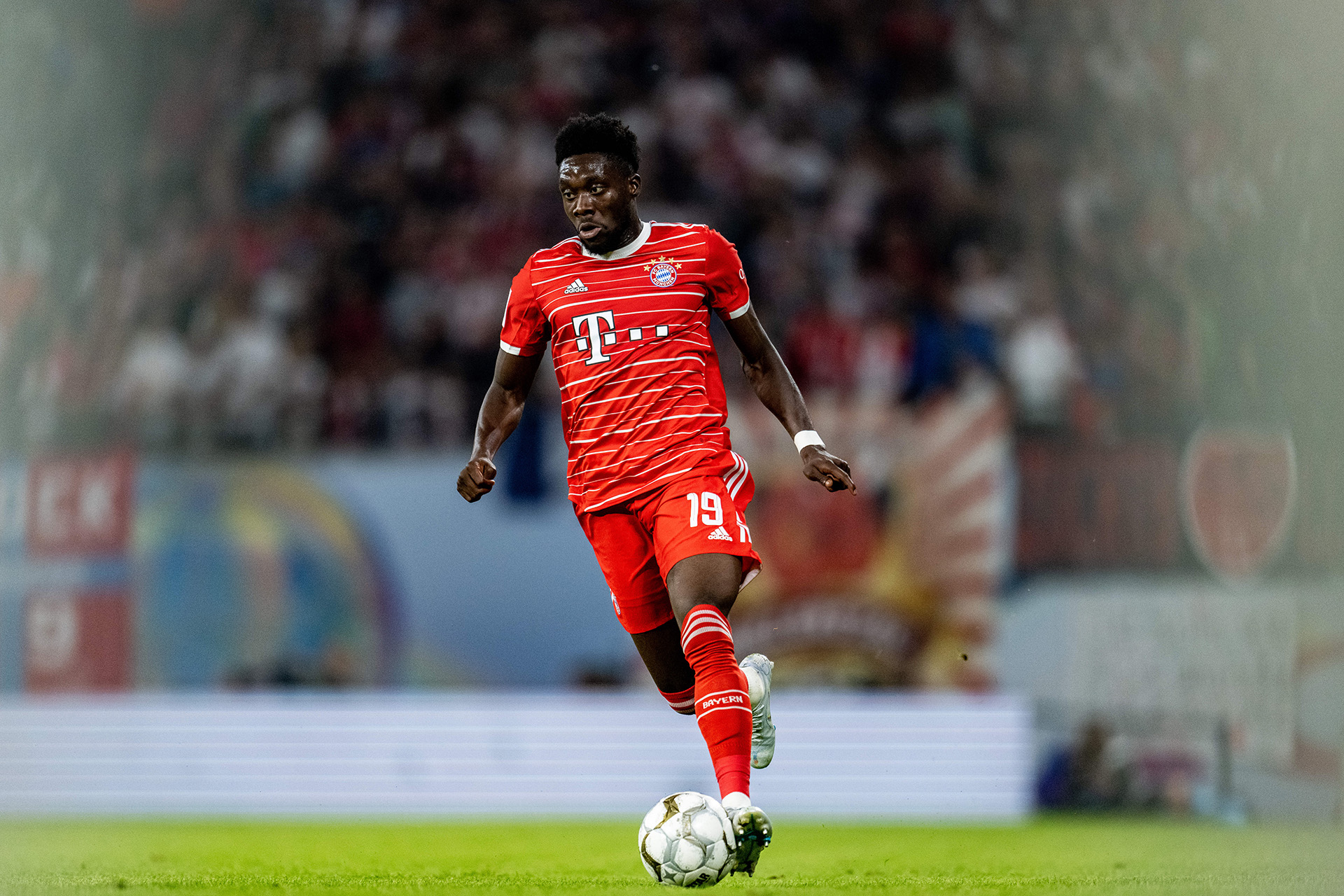 阿方索·戴维斯:莱比锡与多特将是拜仁卫冕道路上的最大对手