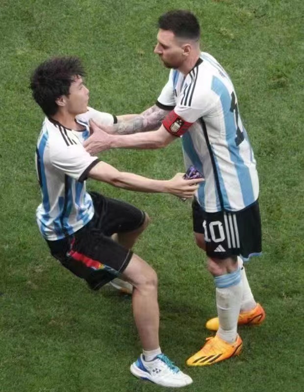 防滑又助跑冲进球场拥抱梅西球迷同款球鞋登顶天猫618热