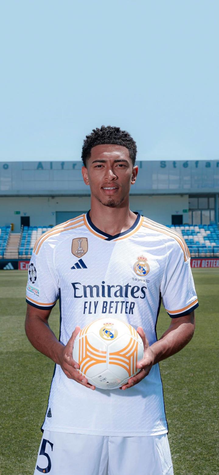 贝林厄姆加盟皇马身披五号战袍谄媚