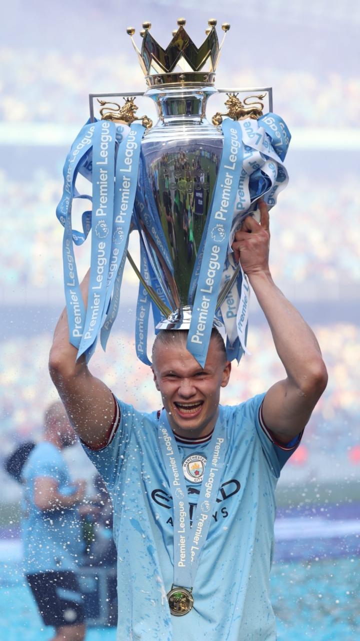 英超处子赛季夺冠哈兰德晒捧杯照我和我的宝贝