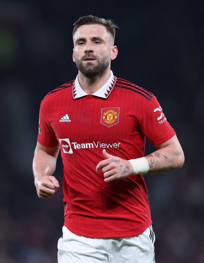 接受曼联官网采访的卢克肖谈论自己踢中卫:"老实说.