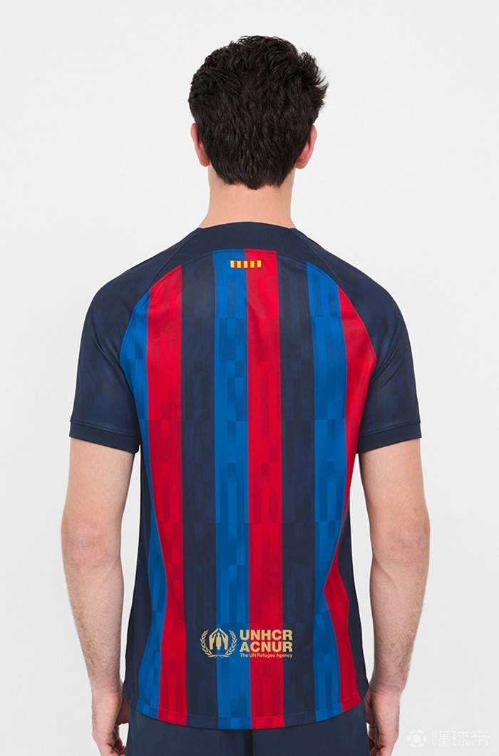 巴萨新赛季主场球衣发布深蓝条纹设计全新赞助商登场
