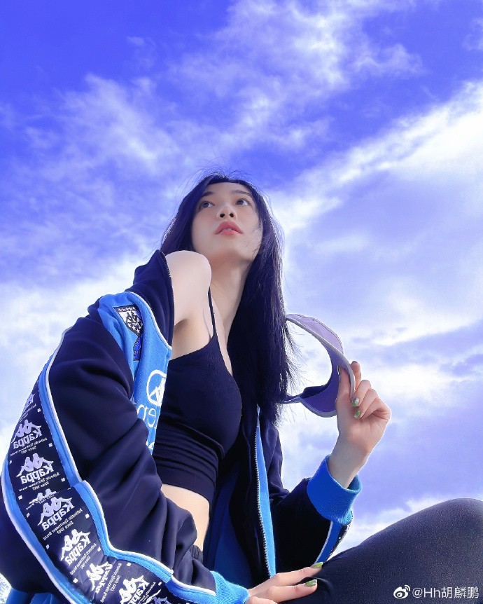 海阔云淡人清秀跳高美人胡麟鹏露肩运动风飒爽性感