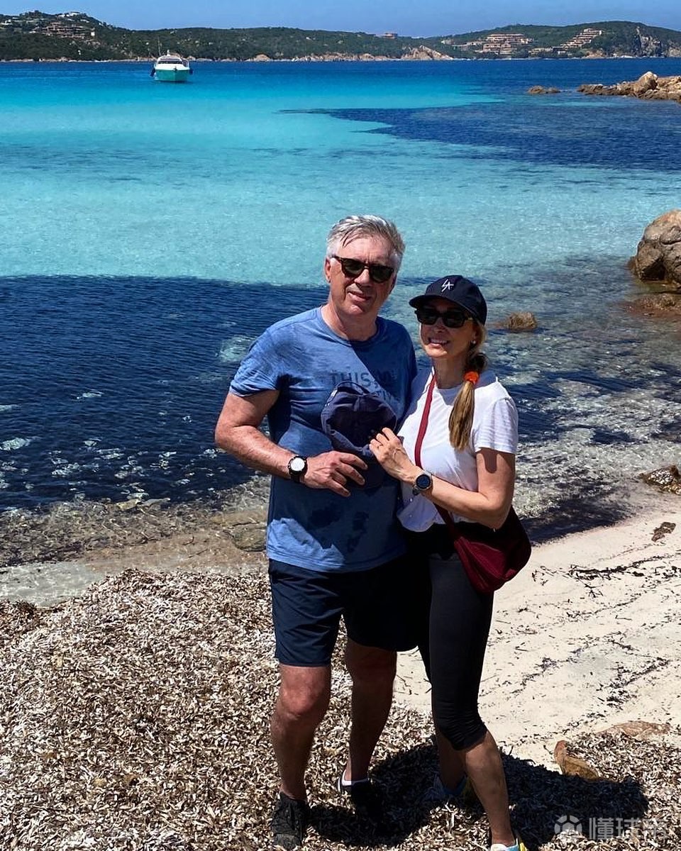 开始度假模式安切洛蒂晒与妻子合照意大利真美啊