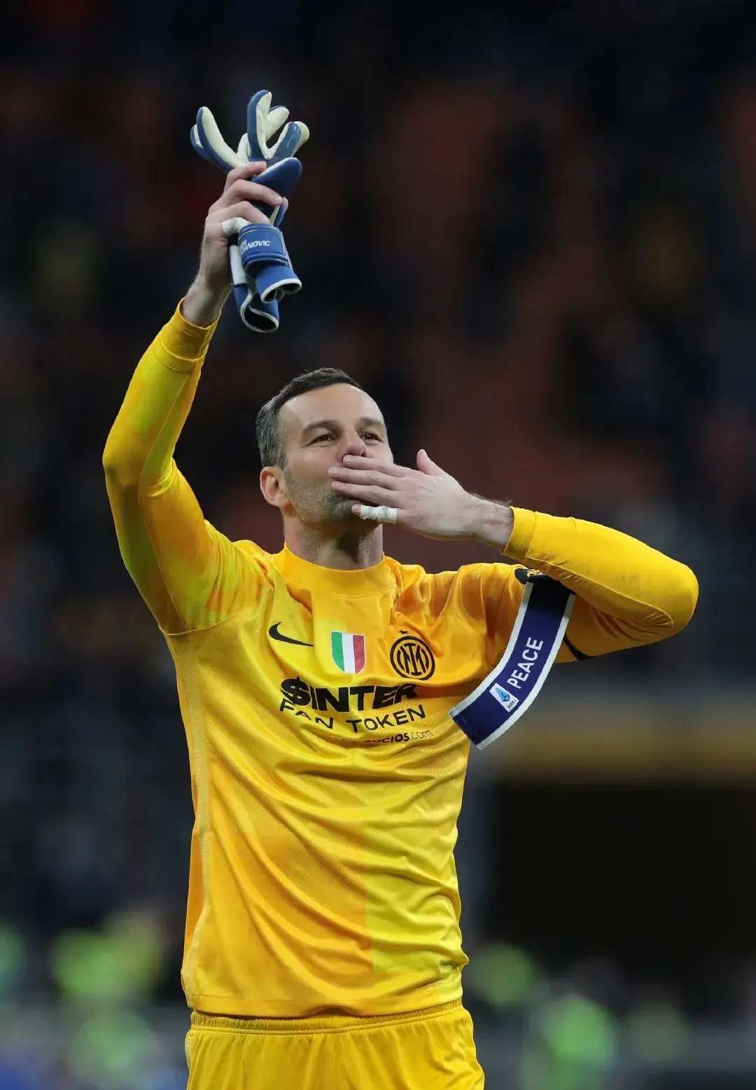 米兰体育报:"汉达诺维奇将首发参加周三在罗马奥林.