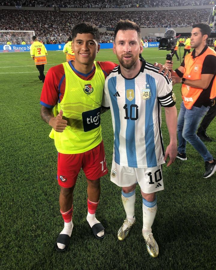 巴拿马前锋金特罗晒与梅西等阿根廷球员合影:感谢足球