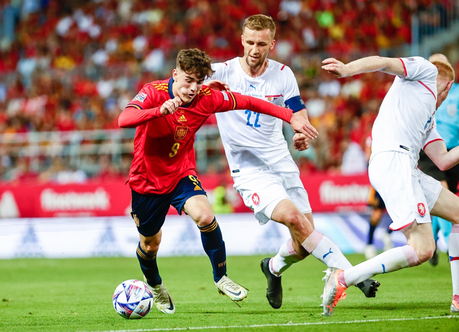 巴萨球员国家队战报:加西亚首发 高分,加维10场里程碑