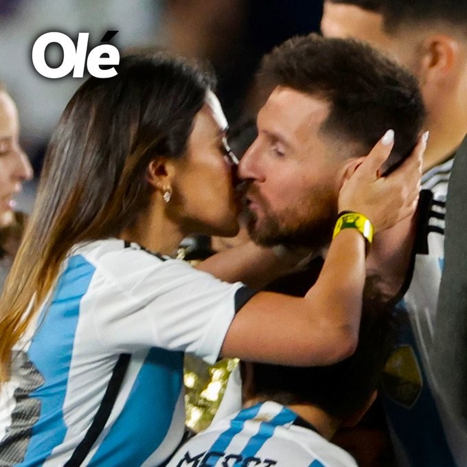 安东内拉在阿根廷夺冠庆祝活动上亲吻梅西|阿根廷|巴黎圣日耳曼|梅西