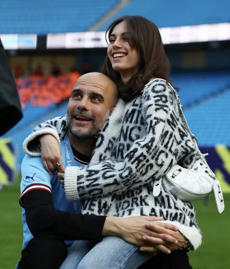 瓜迪奥拉两位女儿来到现场庆祝夺冠瓜怀抱二千金5