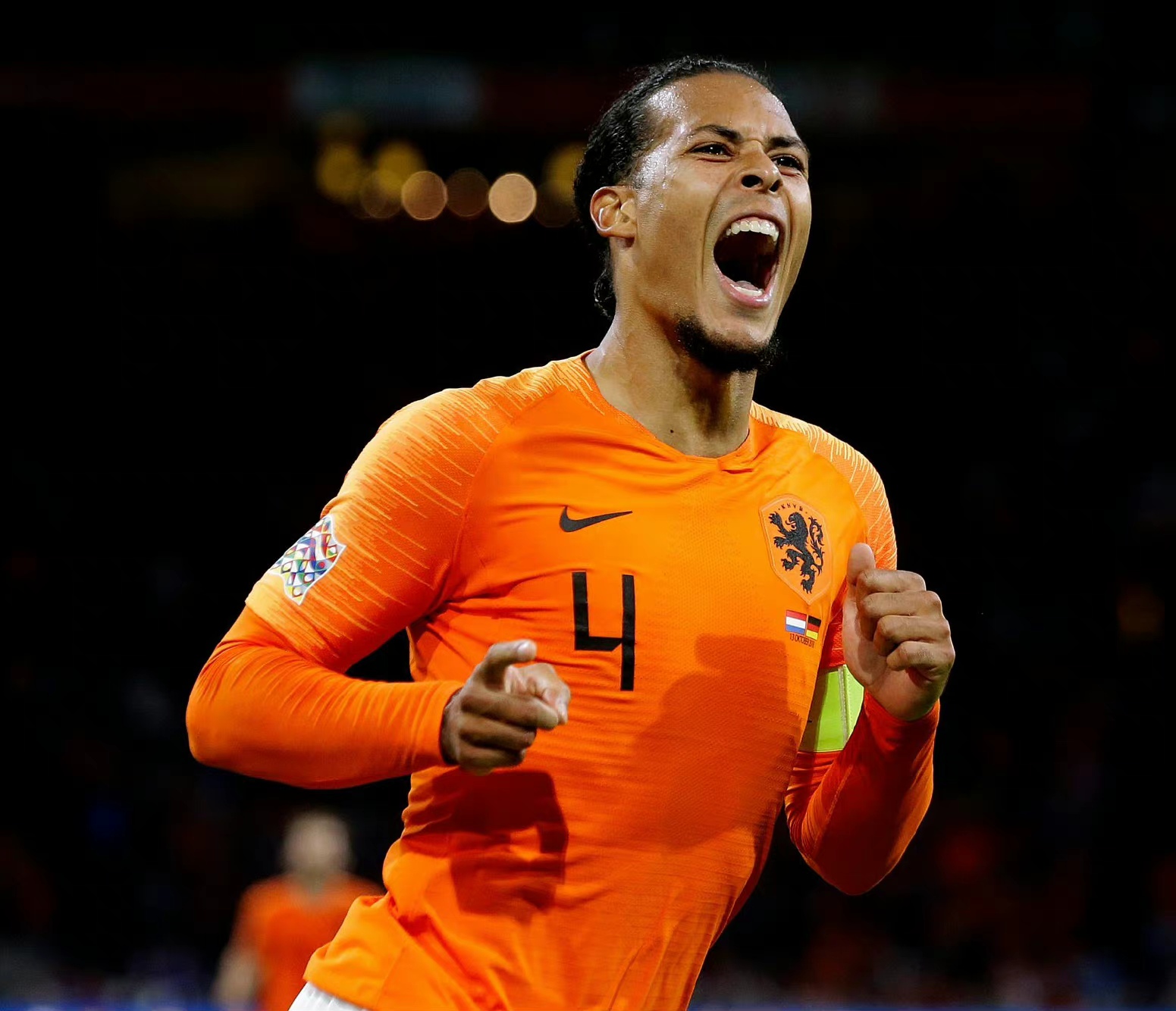 荷兰国家队的队长 后防定海神针,他在范加尔的体系中扮演者重要的角色