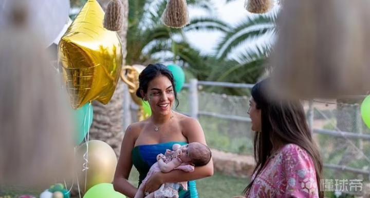 c罗一家在马略卡岛为迷你罗庆祝12岁生日|曼联|c罗|迷你罗|乔治娜|懂