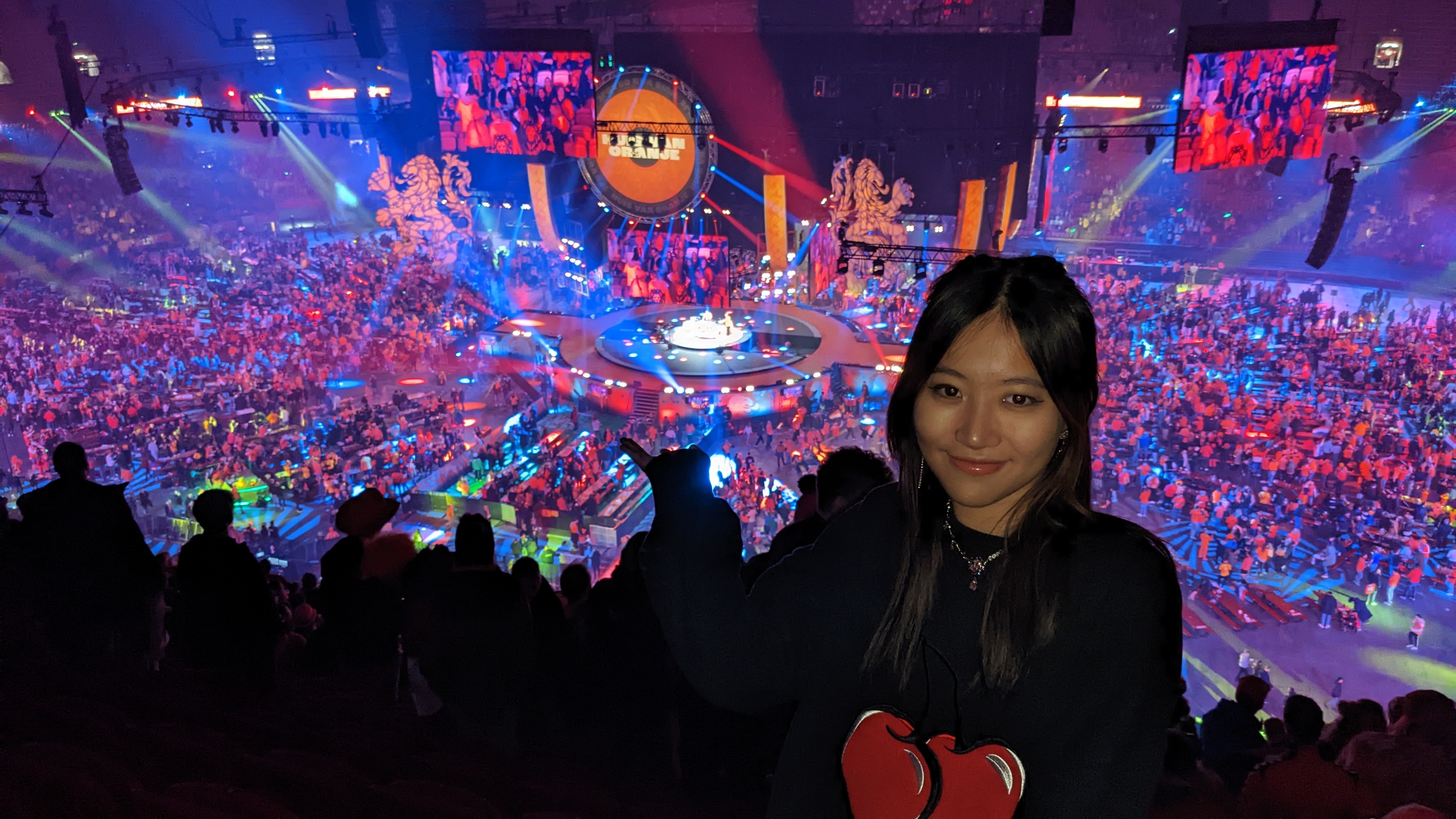 女球迷采访:皇马女粉常驻荷兰;本泽马和魔笛是她的最爱