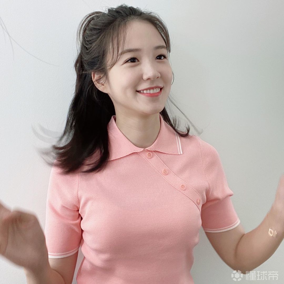 世界杯上一笑成名的韩国美女主持人张睿元