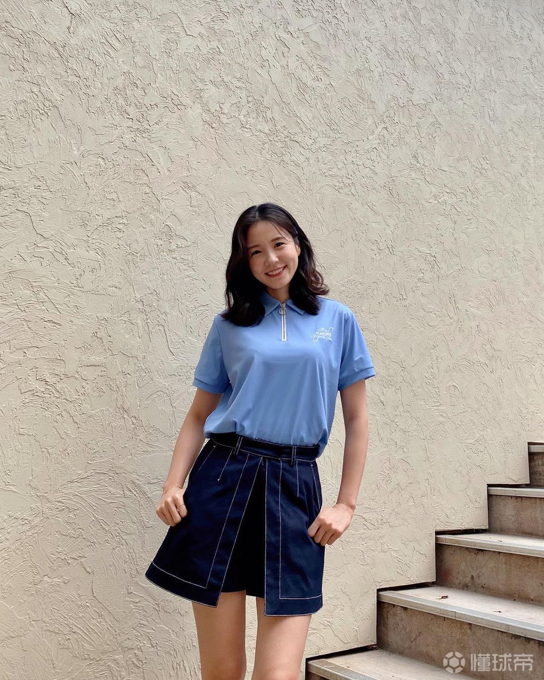 世界杯上一笑成名的韩国美女主持人张睿元