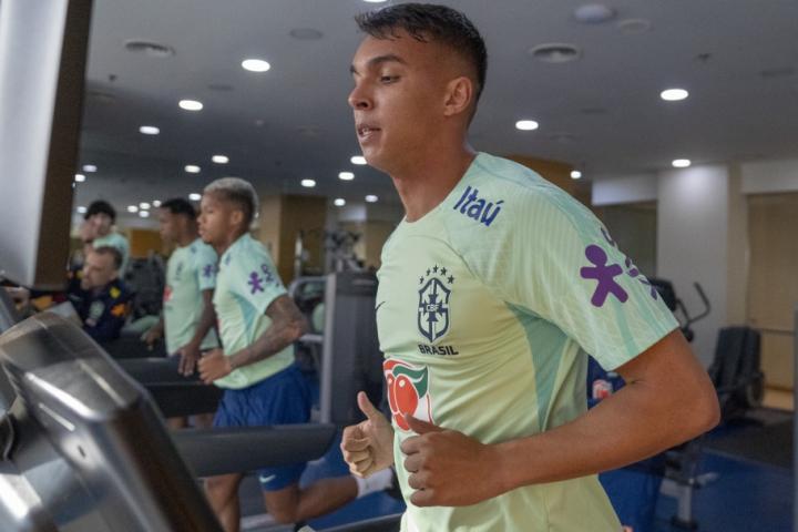 官攝：巴西U20開展恢復訓練，首發泡泳池&替補力量房