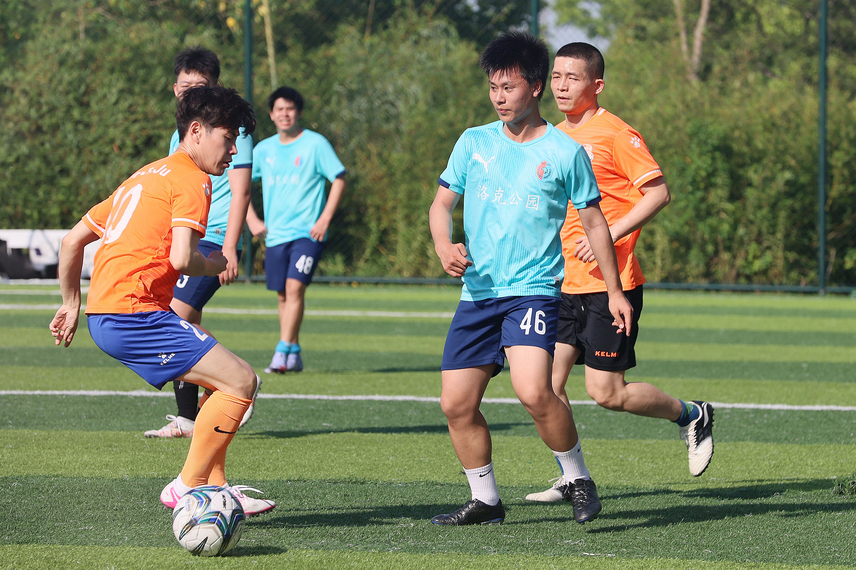 疫情后上海有序恢复室外体育场所烈日下的足球场上对抗激烈