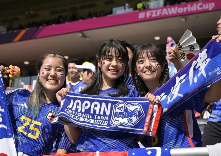 日本平民应援团火出国际众元气球迷吸睛无数