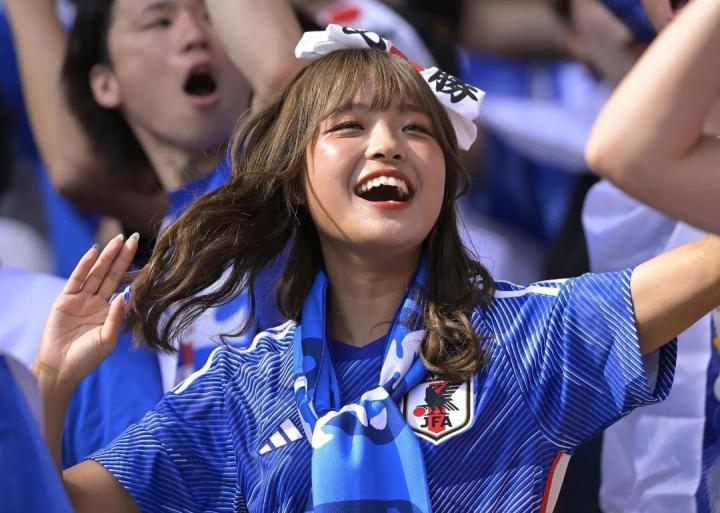 日本平民应援团火出国际众元气球迷吸睛无数