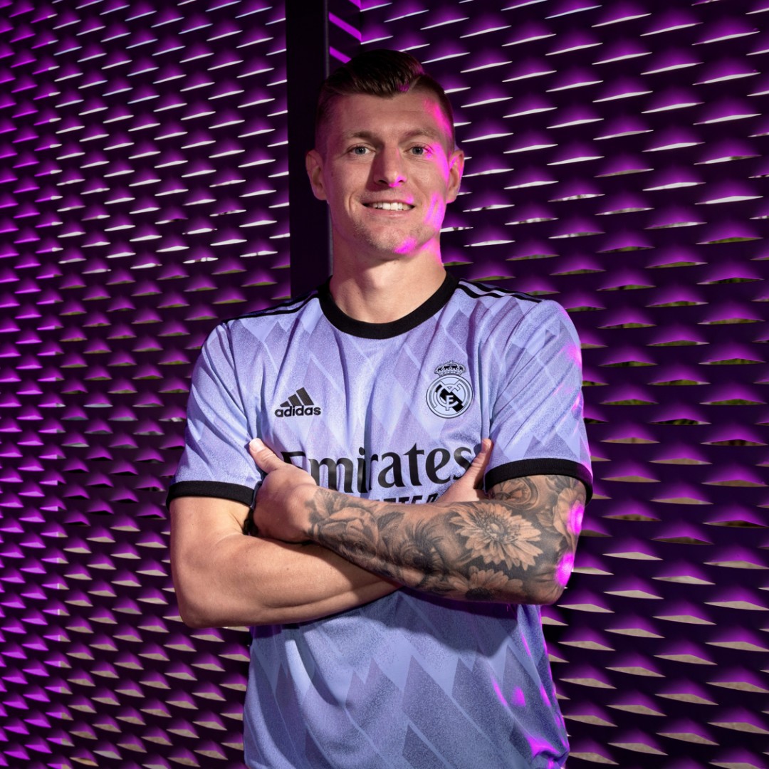 皇马2223赛季客场球衣正式发布淡雅薰衣草紫传统底纹设计