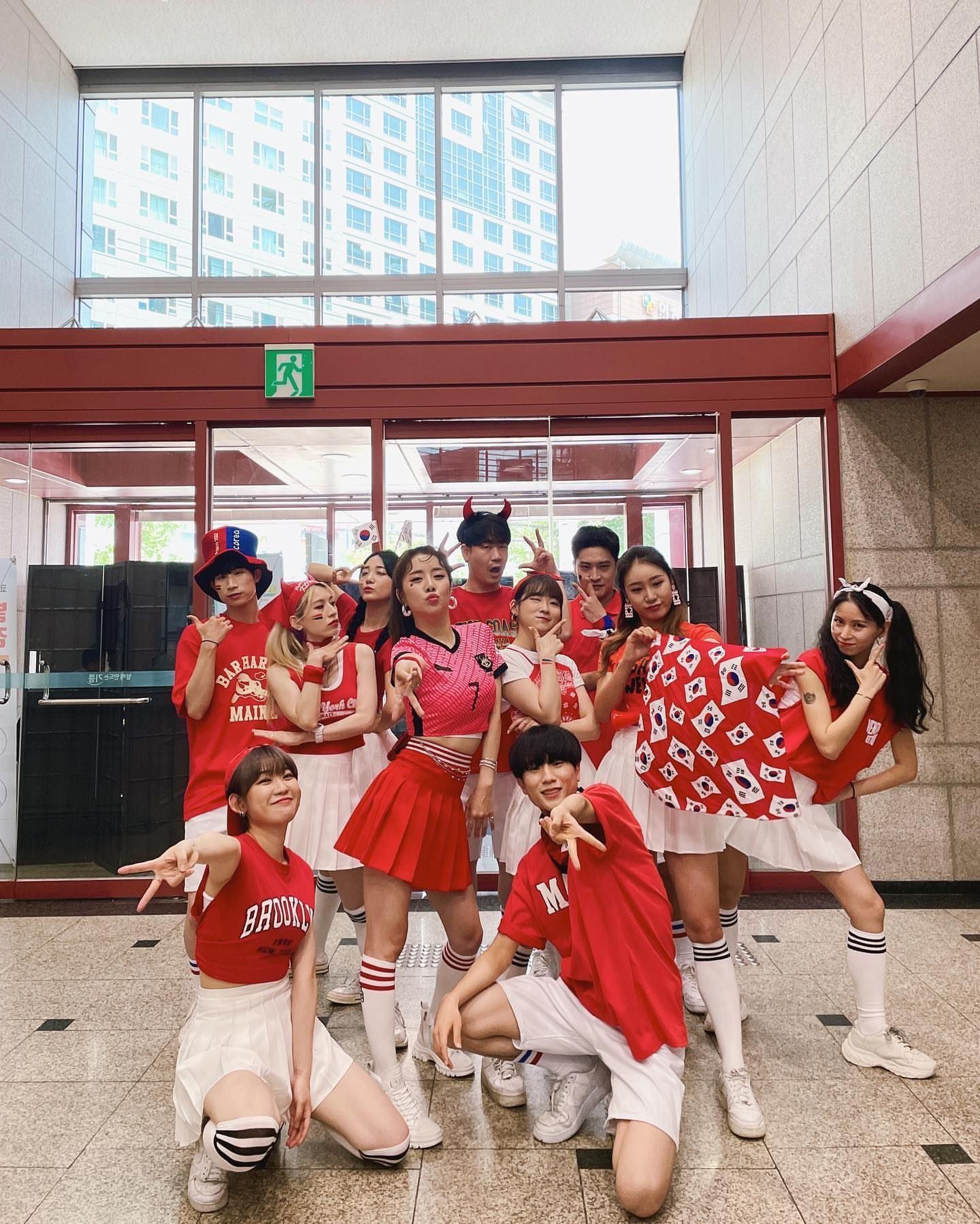 韩国美女trot歌手薛河允身穿韩国队球衣出演sb