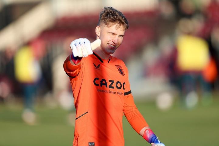 由于替补门将奥尔森受伤,齐赫还在上周进入了对曼城比赛的名单,坐上了