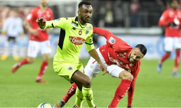 自2020年夏天以来,敦比亚一直在为昂热队效力.