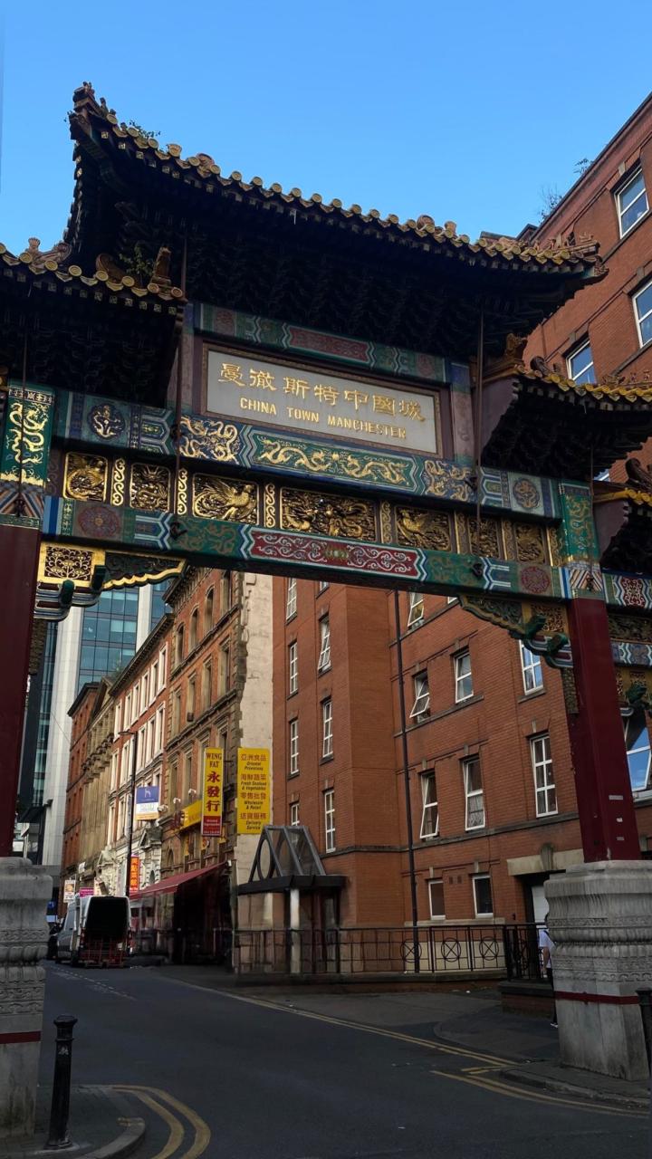 麦卡利斯特女友晒照打卡曼彻斯特中国城