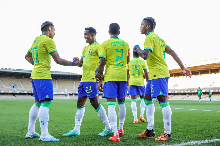 乔瓦内(凯文),埃吉纳尔多(纳西门托)中场:罗纳德,布鲁尼尼奥(马丁斯)