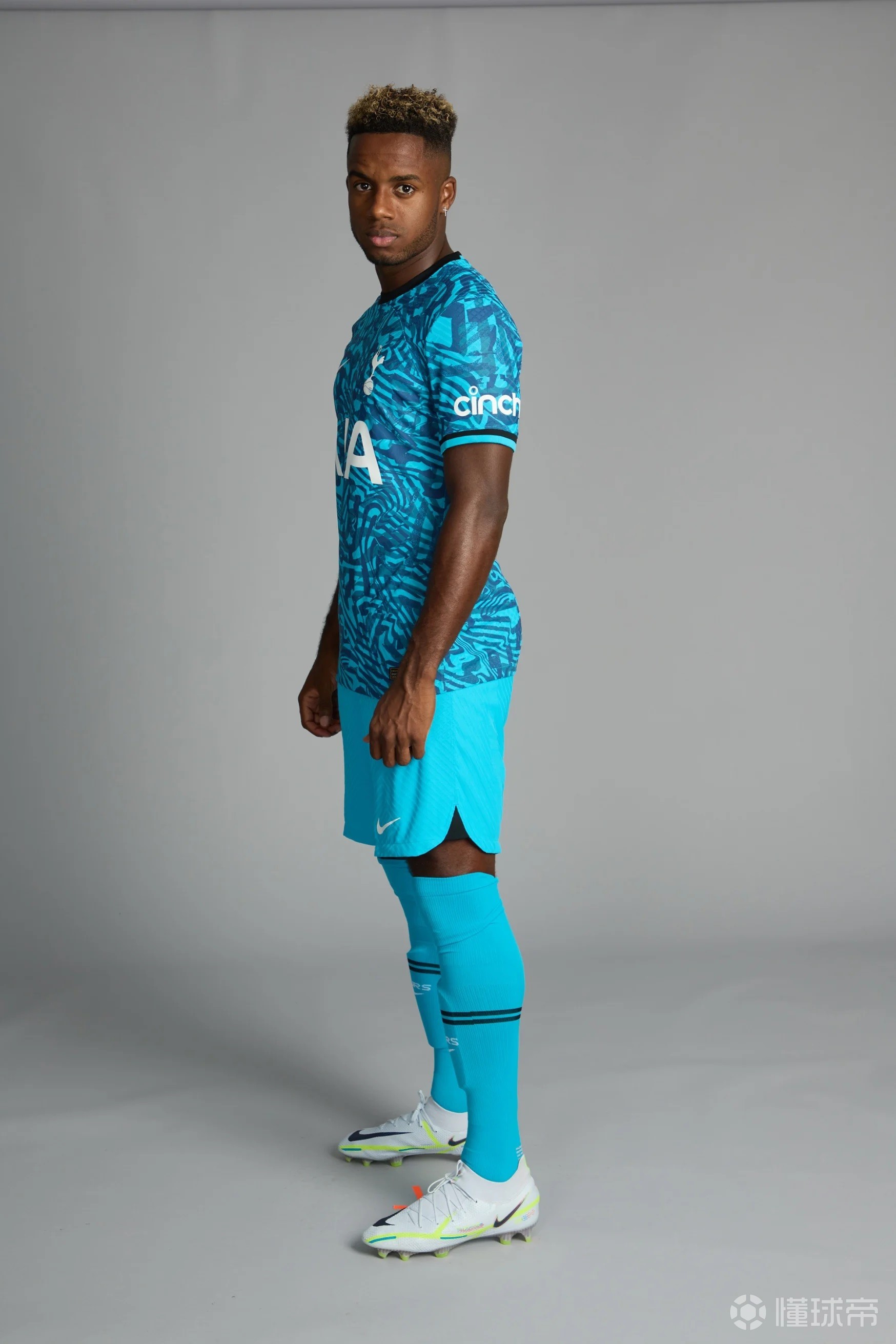 神秘海军蓝,热刺推出2022-23赛季全新第三球衣