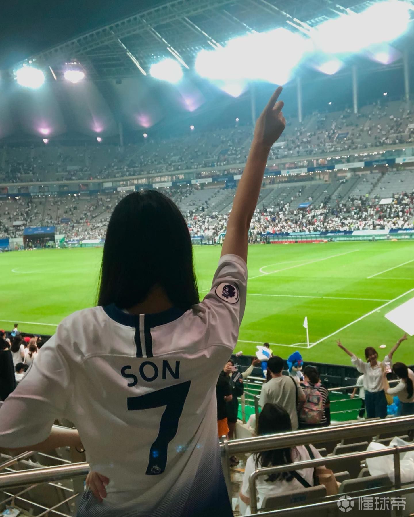 看台上的韩国热刺女球迷.(k联赛全明星3-6热刺.