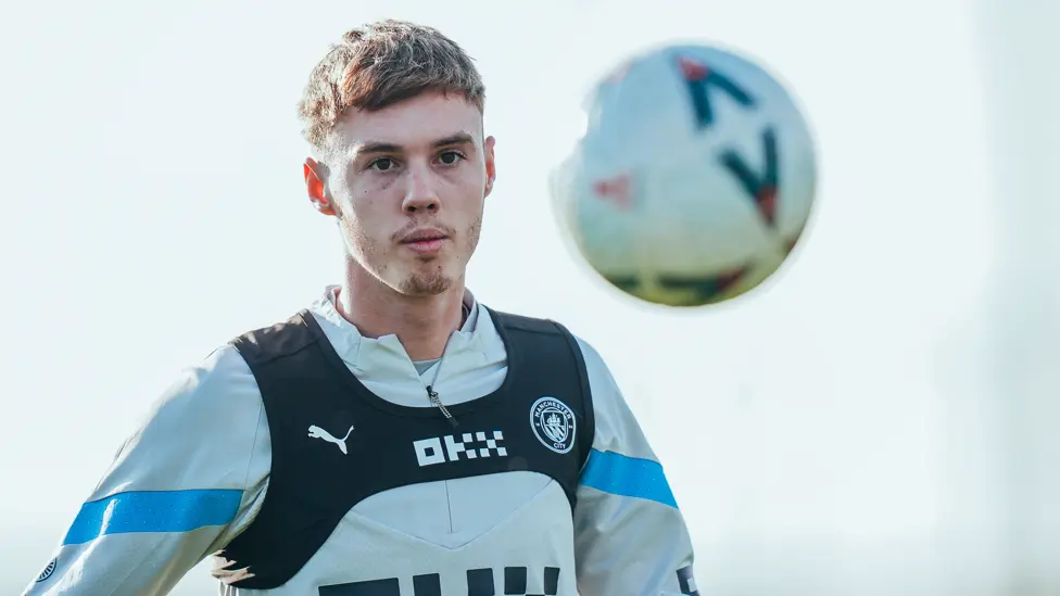 2.我们中的一员:科尔-帕尔默对球全神贯注1.