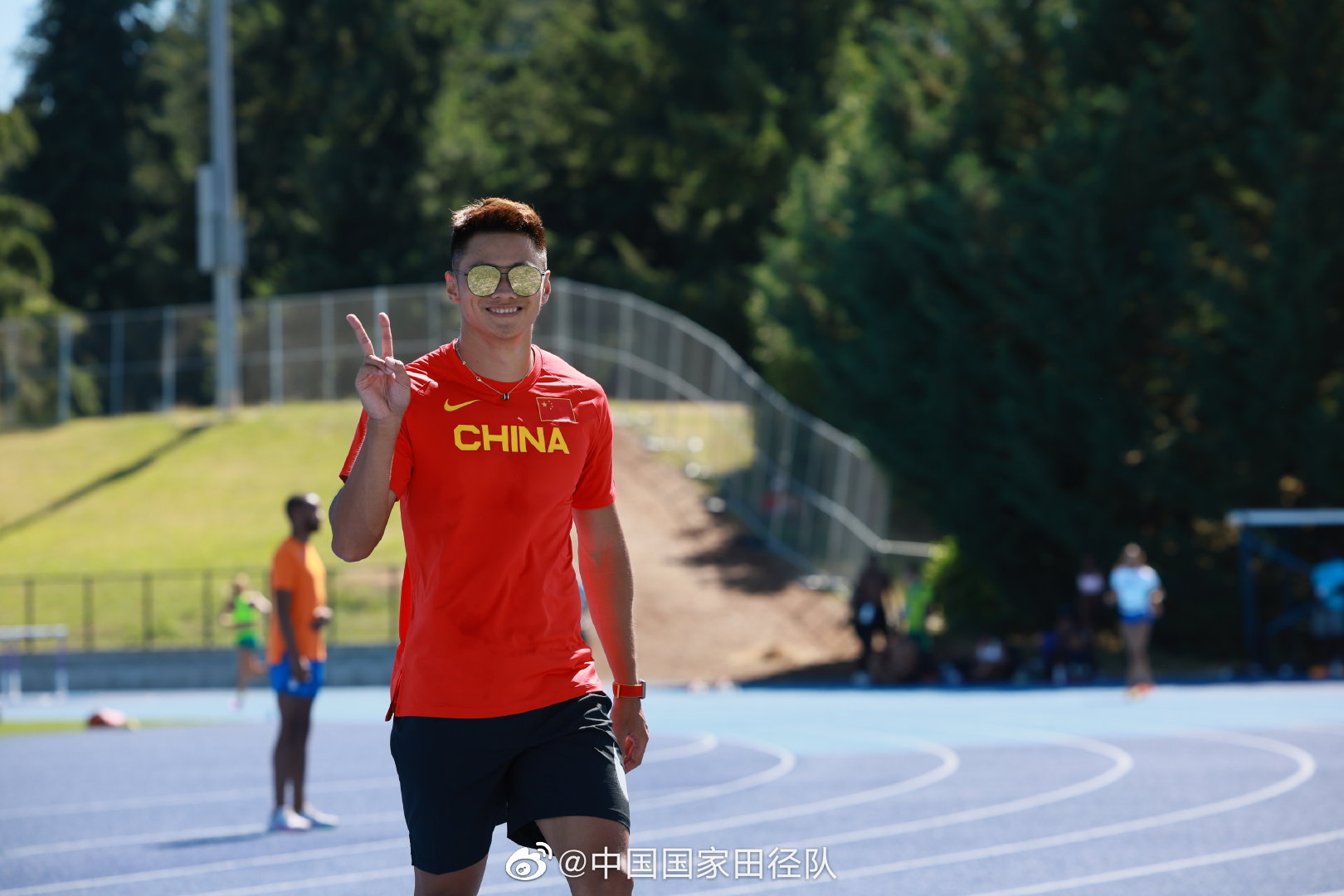 男子200米，谢震业直接晋级半决赛！北京时间7月...