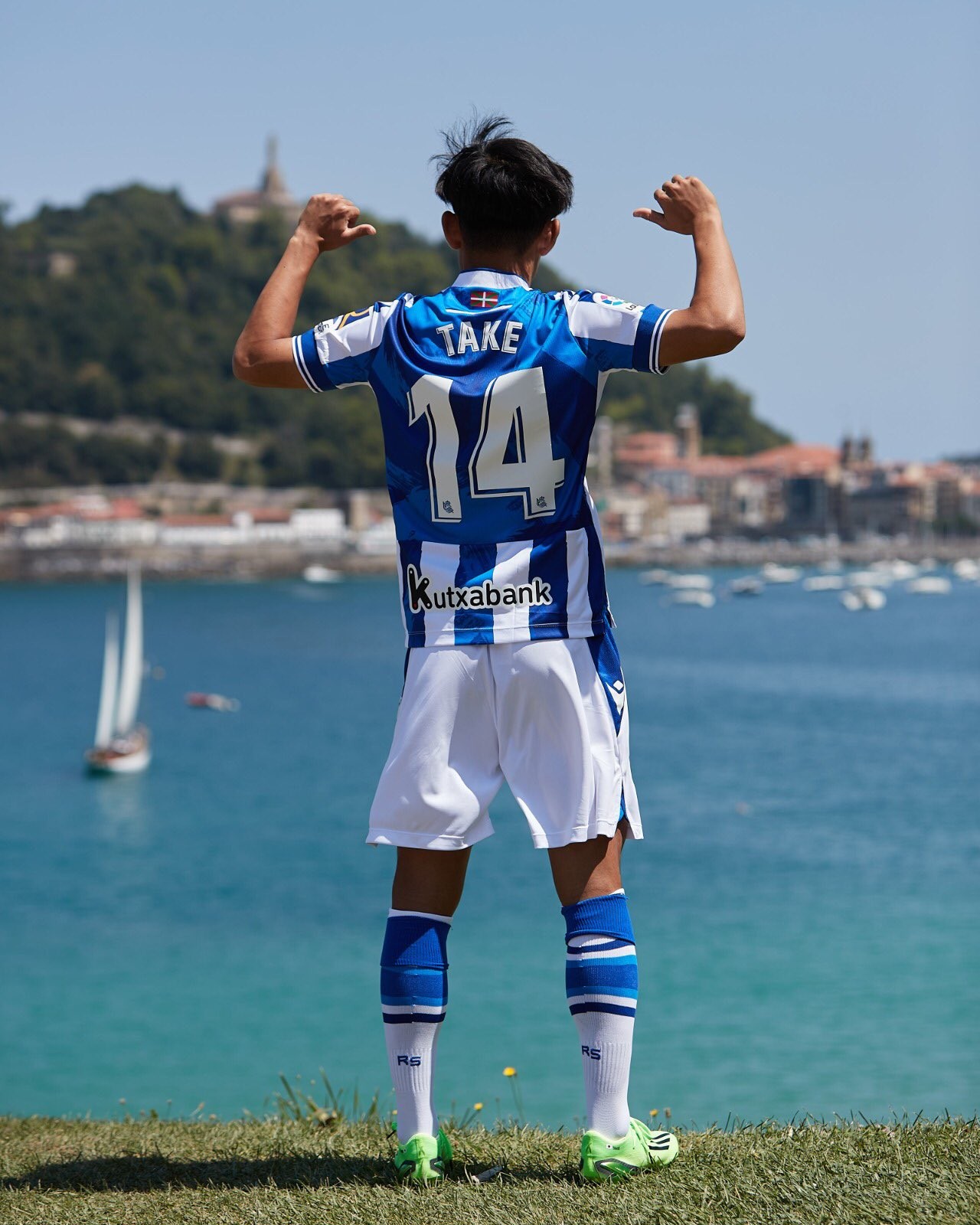 日本国脚久保建英正式亮相皇家社会获得14号球衣