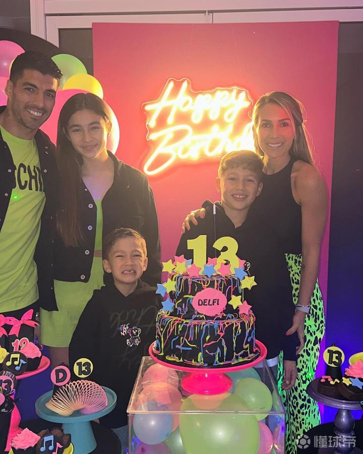 蘇亞雷斯一家為13歲女兒慶祝生日