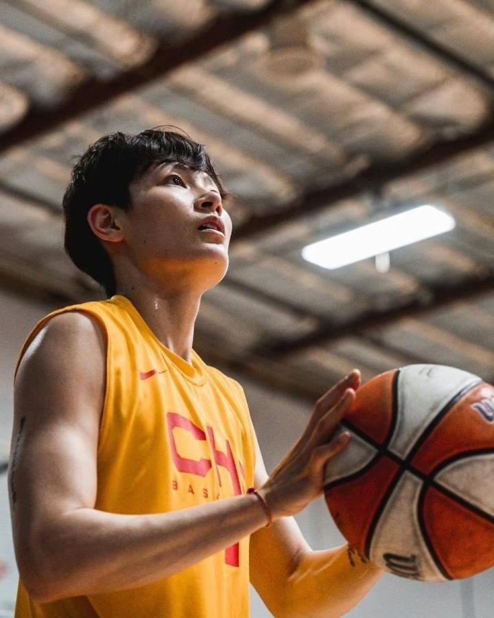 中國女籃隊長楊力維將身穿37號球衣，參加WNBA...
