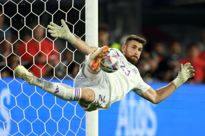 在点球大战中扑出两次点球的西班牙门将