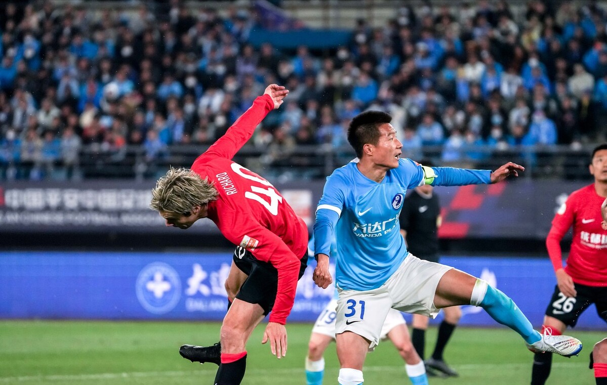 铁血硬汉真队长!大连人吕鹏伤势如何?成都雇佣兵质量不高